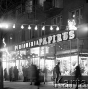 Grudzień 1972, Warszawa, Polska.
Sklepy przy ul. Marszałkowskiej. 
Fot. Lubomir T. Winnik, zbiory Ośrodka KARTA