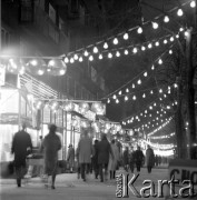 Grudzień 1972, Warszawa, Polska.
Świąteczne dekoracje na ul. Marszałkowskiej. 
Fot. Lubomir T. Winnik, zbiory Ośrodka KARTA