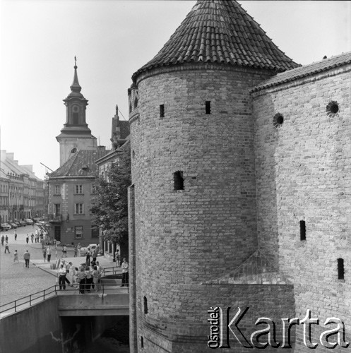 1973, Warszawa, Polska.
Barbakan i fragment ul. Freta na Nowym Mieście. Widoczna wieża kościoła św. Jacka (dominikanów).
Fot. Lubomir T. Winnik, zbiory Ośrodka KARTA