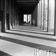 1972, Warszawa, Polska.
Podcienie na pl. Konstytucji.
Fot. Lubomir T. Winnik, zbiory Ośrodka KARTA
