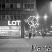 1971, Warszawa, Polska.
Biuro sprzedaży Polskich Linii Lotniczych LOT w Al. Jerozolimskich.
Fot. Lubomir T. Winnik, zbiory Ośrodka KARTA
