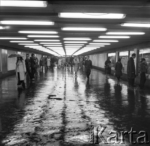 1972, Warszawa, Polska.
Przejście podziemne pod skrzyżowaniem ul. Marszałkowskiej i Al. Jerozolimskich.
Fot. Lubomir T. Winnik, zbiory Ośrodka KARTA