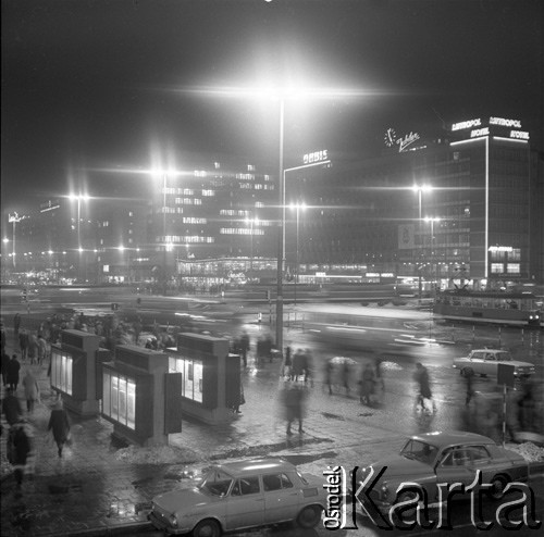 1971, Warszawa, Polska.
Rondo Romana Dmowskiego (skrzyżowanie ul. Marszałkowskiej i Al. Jerozolimskich).
Fot. Lubomir T. Winnik, zbiory Ośrodka KARTA
