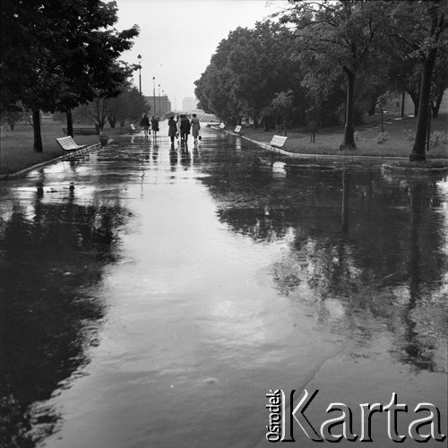 1972, Warszawa, Polska.
Park pomiędzy Pałacem Kultury i Nauki a Al. Jerozolimskimi, widok w stronę dworców Warszawa Śródmieście i Warszawa Centralna.
Fot. Lubomir T. Winnik, zbiory Ośrodka KARTA
