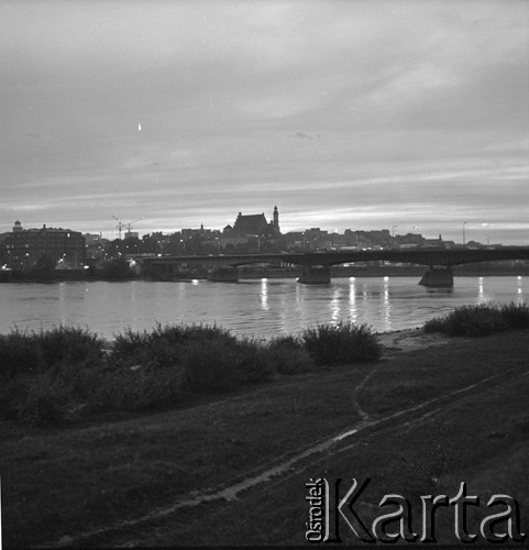 1972, Warszawa, Polska.
Panorama Śródmieścia z praskiego brzegu Wisły. Widoczny m.in. Most Śląsko-Dąbrowski i katedra św. Jana. 
Fot. Lubomir T. Winnik, zbiory Ośrodka KARTA