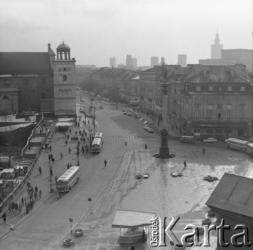 1971-1973, Warszawa, Polska.
Pl. Zamkowy i ul. Krakowskie Przedmieście.
Fot. Lubomir T. Winnik, zbiory Ośrodka KARTA