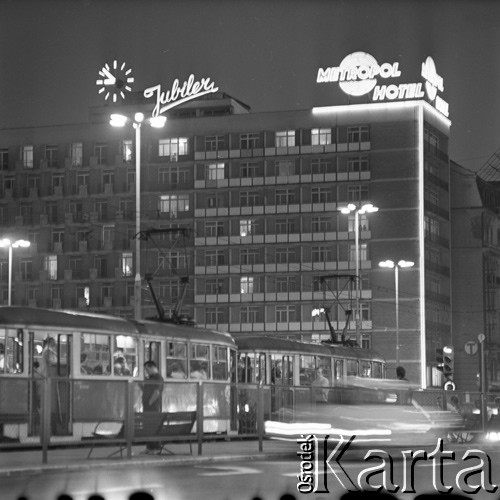 1972, Warszawa, Polska.
Rondo Romana Dmowskiego (skrzyżowanie ul. Marszałkowskiej i Al. Jerozolimskich).
Fot. Lubomir T. Winnik, zbiory Ośrodka KARTA