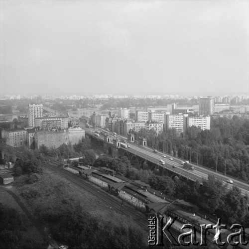 1972, Warszawa, Polska.
Panorama Powiśla - widoczna m.in. stacja kolejowa Warszawa Powiśle i Most Poniatowskiego. W tle Praga Południe.  
Fot. Lubomir T. Winnik, zbiory Ośrodka KARTA