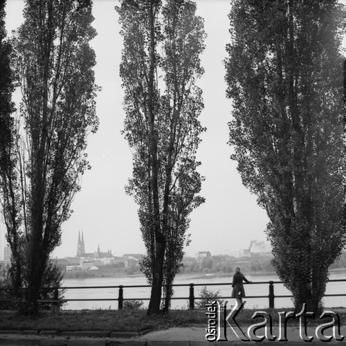 1972, Warszawa, Polska.
Wybrzeże Kościuszkowskie. Widok na Wisłę i Pragę Północ z katedrą św. Michała Archanioła i św. Floriana.
Fot. Lubomir T. Winnik, zbiory Ośrodka KARTA