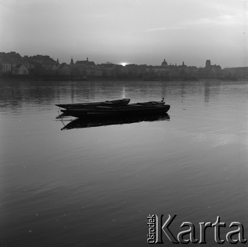 1973, Warszawa, Polska.
Łodzie na Wiśle. W tle panorama Starego i Nowego Miasta.
Fot. Lubomir T. Winnik, zbiory Ośrodka KARTA