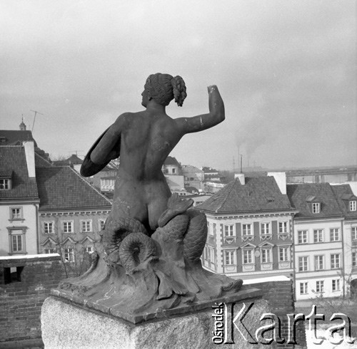 1.03.1973, Warszawa, Polska.
Warszawska Syrenka na murach Starego Miasta. W głębi kamienice przy ul. Mostowej na Nowym Mieście.
Fot. Lubomir T. Winnik, zbiory Ośrodka KARTA