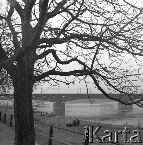 1972, Warszawa, Polska.
Lewy brzeg Wisły, w głębi Most Średnicowy.
Fot. Lubomir T. Winnik, zbiory Ośrodka KARTA
