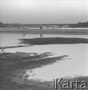 1972, Warszawa, Polska.
Spacer nad Wisłą.
Fot. Lubomir T. Winnik, zbiory Ośrodka KARTA