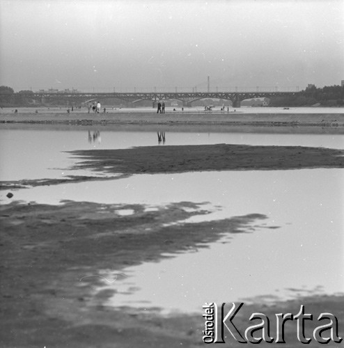 1972, Warszawa, Polska.
Spacer nad Wisłą.
Fot. Lubomir T. Winnik, zbiory Ośrodka KARTA