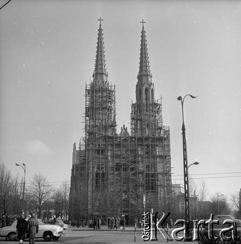 Marzec 1972, Warszawa, Polska.
Odbudowa katedry św. Michała Archanioła i św. Floriana na Pradze Północ.
Fot. Lubomir T. Winnik, zbiory Ośrodka KARTA