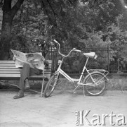 1972, Warszawa, Polska.
Mężczyzna czytający 