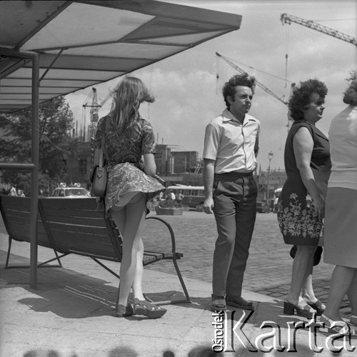 1973, Warszawa, Polska.
Przystanek autobusowy na Placu Zamkowym. W tle fragmenty odbudowywanego Zamku Królewskiego.
Fot. Lubomir T. Winnik, zbiory Ośrodka KARTA