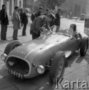 1971-1973, Warszawa, Polska.
Dziewczyna w sportowym samochodzie Fiat.
Fot. Lubomir T. Winnik, zbiory Ośrodka KARTA