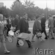 1971-1973, Warszawa, Polska.
Przechodnie. Po lewej widoczny fragment Pałacu Kultury i Nauki.
Fot. Lubomir T. Winnik, zbiory Ośrodka KARTA
