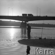 1971-1973, Warszawa, Polska.
Wędkarz nad Wisłą pod Mostem Śląsko-Dąbrowskim.
Fot. Lubomir T. Winnik, zbiory Ośrodka KARTA
