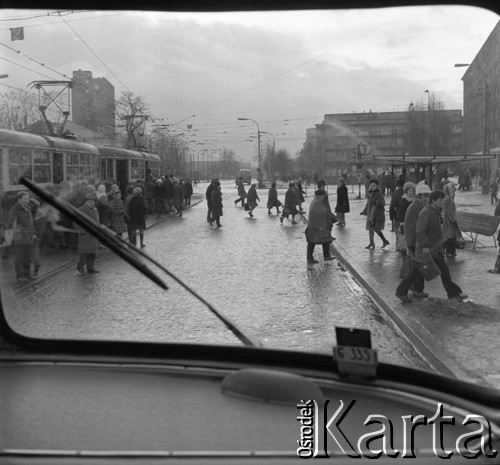 1973, Warszawa, Polska.
Ruch uliczny.
Fot. Lubomir T. Winnik, zbiory Ośrodka KARTA