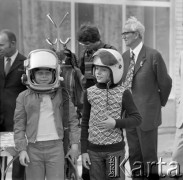 1972, Warszawa, Polska.
Chłopcy w hełmach.
Fot. Lubomir T. Winnik, zbiory Ośrodka KARTA