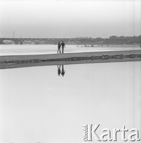 1972, Warszawa, Polska.
Spacer nad Wisłą.
Fot. Lubomir T. Winnik, zbiory Ośrodka KARTA
