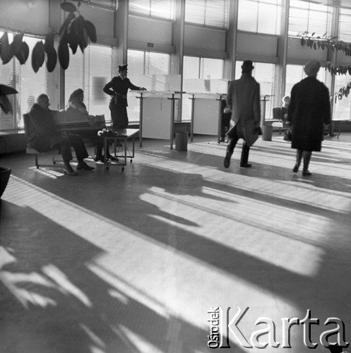 1972, Warszawa, Polska.
Wnętrze Rotundy PKO.
Fot. Lubomir T. Winnik, zbiory Ośrodka KARTA