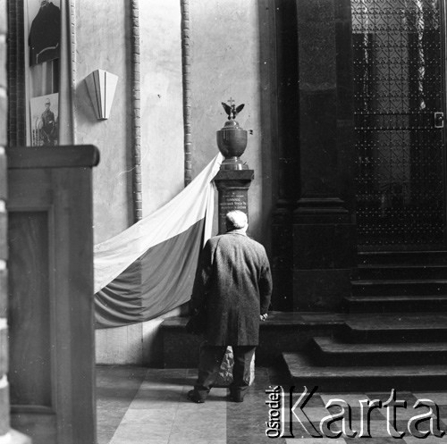 1972, Warszawa, Polska.
Wnętrze katedry św. Jana Chrzciciela. Mężczyzna przed słupem z napisem: 