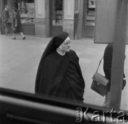 1972, Warszawa, Polska.
Siostra zakonna na Krakowskim Przedmieściu. W tle Księgarnia Naukowa im. Bolesława Prusa.
Fot. Lubomir T. Winnik, zbiory Ośrodka KARTA