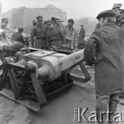 10.04.1973, Warszawa, Polska.
Budowa Trasy Łazienkowskiej. Inżynier pokazujący żołnierzom obsługę maszyny na Placu na Rozdrożu.
Fot. Lubomir T. Winnik, zbiory Ośrodka KARTA