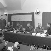 10.04.1973, Warszawa, Polska.
Oficerowie Wojska Polskiego i inżynierowie dyskutujący o planach budowy Trasy Łazienkowskiej.
Fot. Lubomir T. Winnik, zbiory Ośrodka KARTA