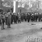 10.04.1973, Warszawa, Polska.
Budowa Trasy Łazienkowskiej. Wojsko i inżynierowie zgromadzeni w okolicy Placu na Rozdrożu. Widoczny transparent: 