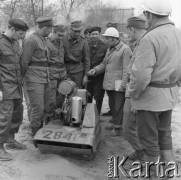 10.04.1973, Warszawa, Polska.
Budowa Trasy Łazienkowskiej. Inżynier pokazujący żołnierzom obsługę maszyny na Placu na Rozdrożu.
Fot. Lubomir T. Winnik, zbiory Ośrodka KARTA
