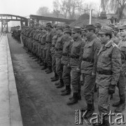 10.04.1973, Warszawa, Polska.
Budowa Trasy Łazienkowskiej. Żołnierze zgromadzeni w okolicy Placu na Rozdrożu.
Fot. Lubomir T. Winnik, zbiory Ośrodka KARTA
