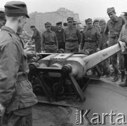 10.04.1973, Warszawa, Polska.
Budowa Trasy Łazienkowskiej. Żołnierze zapoznający się z  obsługą maszyny na Placu na Rozdrożu.
Fot. Lubomir T. Winnik, zbiory Ośrodka KARTA