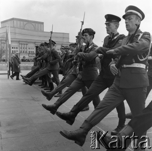 9.09.1973, Warszawa, Polska.
Promocja oficerów Wojska Polskiego na Pl. Zwycięstwa.
Fot. Lubomir T. Winnik, zbiory Ośrodka KARTA