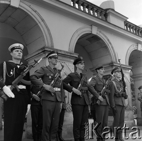 9.09.1973, Warszawa, Polska.
Promocja oficerów Wojska Polskiego na Pl. Zwycięstwa.
Fot. Lubomir T. Winnik, zbiory Ośrodka KARTA