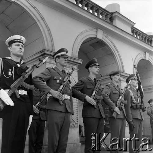 9.09.1973, Warszawa, Polska.
Promocja oficerów Wojska Polskiego na Pl. Zwycięstwa.
Fot. Lubomir T. Winnik, zbiory Ośrodka KARTA