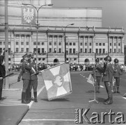 9.09.1973, Warszawa, Polska.
Promocja oficerów Wojska Polskiego na Pl. Zwycięstwa. W tle budynek Teatru Wielkiego.
Fot. Lubomir T. Winnik, zbiory Ośrodka KARTA