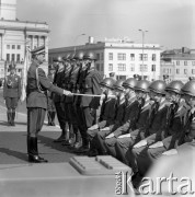 9.09.1973, Warszawa, Polska.
Promocja oficerów Wojska Polskiego na Pl. Zwycięstwa. Minister obrony narodowej gen. Wojciech Jaruzelski nadaje stopnie wojskowe przez pasowanie.
Fot. Lubomir T. Winnik, zbiory Ośrodka KARTA