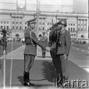 9.09.1973, Warszawa, Polska.
Promocja oficerów Wojska Polskiego na Pl. Zwycięstwa. Minister obrony narodowej gen. Wojciech Jaruzelski gratuluje żołnierzom. W tle budynek Teatru Wielkiego.
Fot. Lubomir T. Winnik, zbiory Ośrodka KARTA