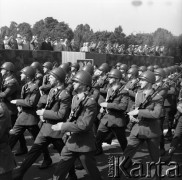 9.09.1973, Warszawa, Polska.
Promocja oficerów Wojska Polskiego na Pl. Zwycięstwa.
Fot. Lubomir T. Winnik, zbiory Ośrodka KARTA