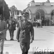 9.09.1973, Warszawa, Polska.
Promocja oficerów Wojska Polskiego na Pl. Zwycięstwa. Minister obrony narodowej gen. Wojciech Jaruzelski, w tle Grób Nieznanego Żołnierza.
Fot. Lubomir T. Winnik, zbiory Ośrodka KARTA