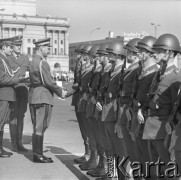 9.09.1973, Warszawa, Polska.
Promocja oficerów Wojska Polskiego na Pl. Zwycięstwa. Minister obrony narodowej gen. Wojciech Jaruzelski gratuluje żołnierzom. W tle budynek Teatru Wielkiego.
Fot. Lubomir T. Winnik, zbiory Ośrodka KARTA