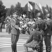 9.09.1973, Warszawa, Polska.
Promocja oficerów Wojska Polskiego na Pl. Zwycięstwa. Minister obrony narodowej gen. Wojciech Jaruzelski nadaje stopnie wojskowe przez pasowanie.
Fot. Lubomir T. Winnik, zbiory Ośrodka KARTA