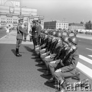 9.09.1973, Warszawa, Polska.
Promocja oficerów Wojska Polskiego na Pl. Zwycięstwa. Minister obrony narodowej gen. Wojciech Jaruzelski nadaje stopnie wojskowe przez pasowanie. W tle budynek Teatru Wielkiego.
Fot. Lubomir T. Winnik, zbiory Ośrodka KARTA