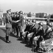 9.09.1973, Warszawa, Polska.
Promocja oficerów Wojska Polskiego na Pl. Zwycięstwa. Minister obrony narodowej gen. Wojciech Jaruzelski nadaje stopnie wojskowe przez pasowanie.
Fot. Lubomir T. Winnik, zbiory Ośrodka KARTA