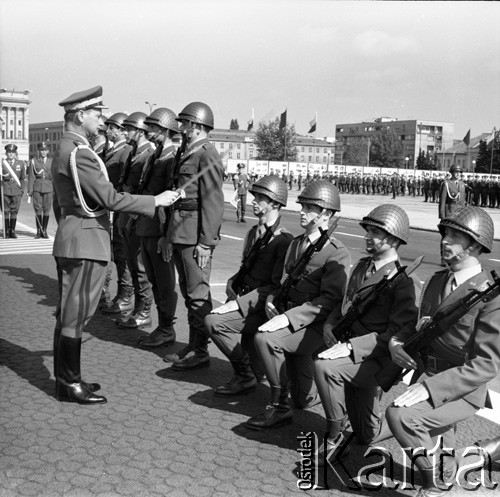 9.09.1973, Warszawa, Polska.
Promocja oficerów Wojska Polskiego na Pl. Zwycięstwa. Minister obrony narodowej gen. Wojciech Jaruzelski nadaje stopnie wojskowe przez pasowanie.
Fot. Lubomir T. Winnik, zbiory Ośrodka KARTA