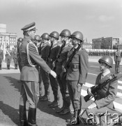 9.09.1973, Warszawa, Polska.
Promocja oficerów Wojska Polskiego na Pl. Zwycięstwa. Minister obrony narodowej gen. Wojciech Jaruzelski gratuluje żołnierzom.
Fot. Lubomir T. Winnik, zbiory Ośrodka KARTA